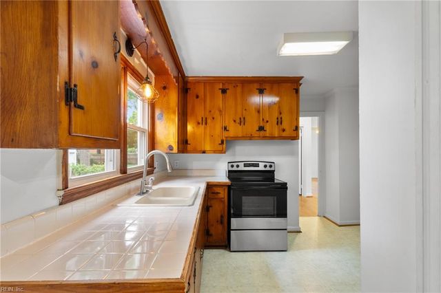 11 Gay DR, Newport News, VA 23606