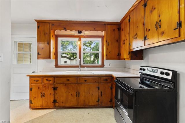 11 Gay DR, Newport News, VA 23606