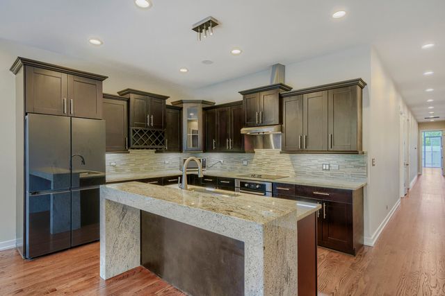 925 N Larrabee Street 2N, Chicago, IL 60610