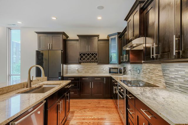925 N Larrabee Street 2N, Chicago, IL 60610