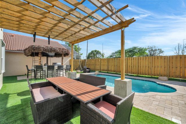 6840 NW 26th St, Margate, FL 33063