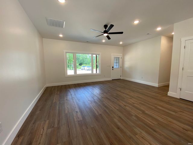 16 Trinton Avenue, Bedford, IN 47421