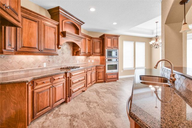1100 Southern Oaks Drive, Angleton, TX 77515