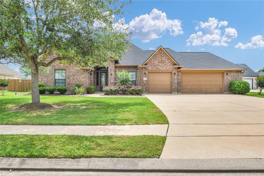 1100 Southern Oaks Drive, Angleton, TX 77515