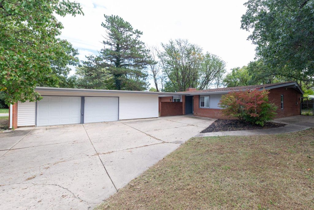 2509 N Roosevelt Ct, Wichita, KS 67220