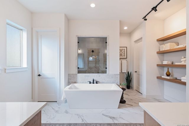 1751 Oakmont Cir, New Braunfels, TX 78132