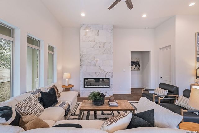 1751 Oakmont Cir, New Braunfels, TX 78132