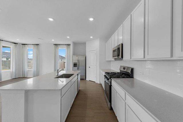 12 Robin Court, Angleton, TX 77515