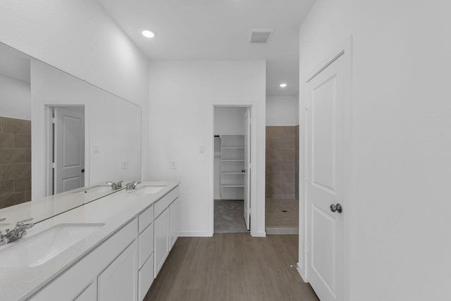 12 Robin Court, Angleton, TX 77515