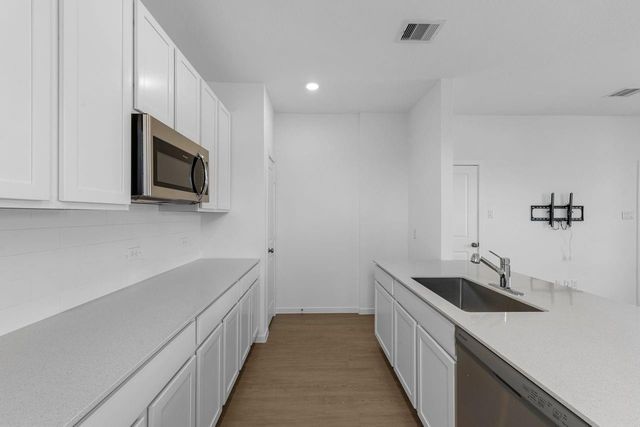 12 Robin Court, Angleton, TX 77515