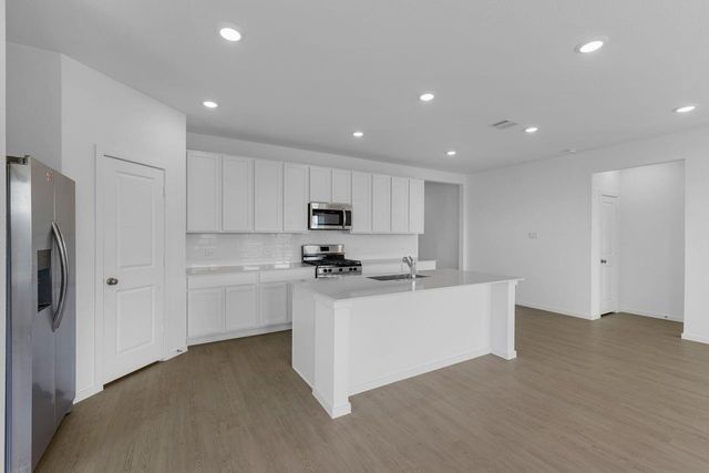 12 Robin Court, Angleton, TX 77515