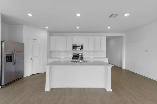 12 Robin Court, Angleton, TX 77515