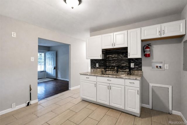 712 E Lincoln Avenue, Madison Heights, MI 48071