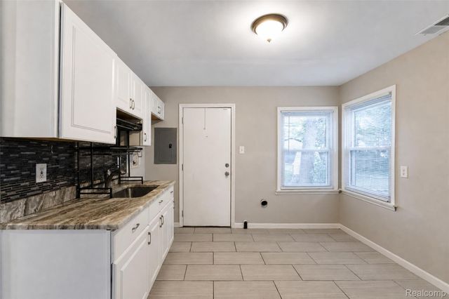 712 E Lincoln Avenue, Madison Heights, MI 48071