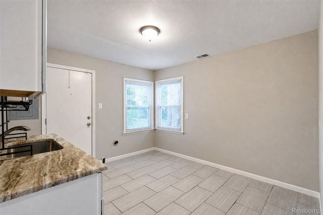 712 E Lincoln Avenue, Madison Heights, MI 48071