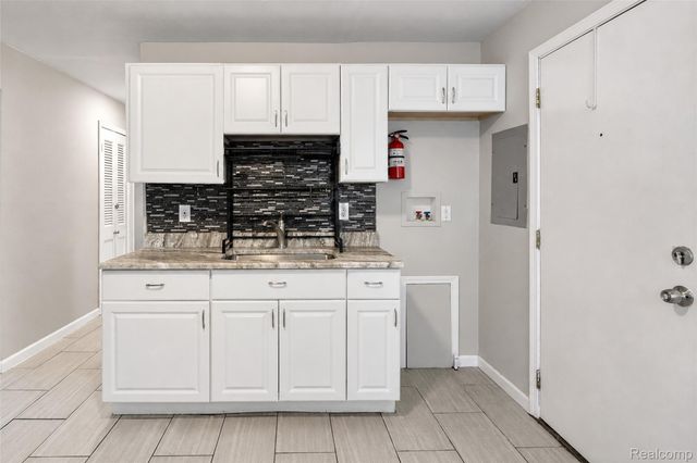 712 E Lincoln Avenue, Madison Heights, MI 48071
