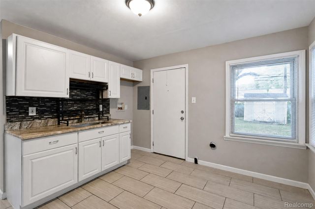 712 E Lincoln Avenue, Madison Heights, MI 48071