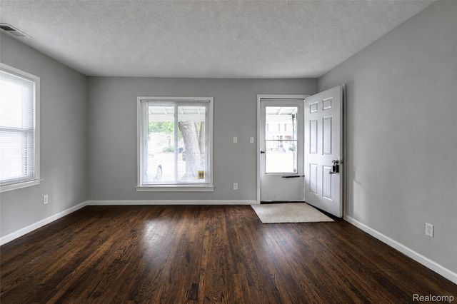 712 E Lincoln Avenue, Madison Heights, MI 48071