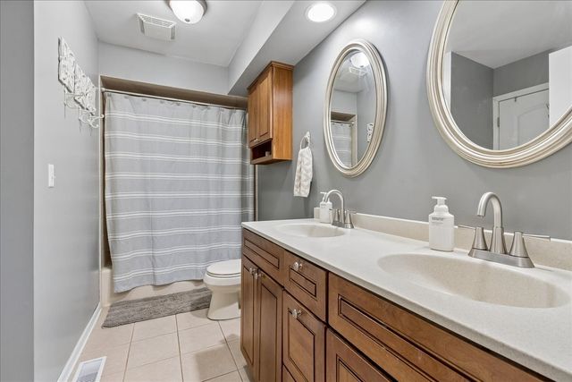16 Woody Way, Oakwood Hills, IL 60013