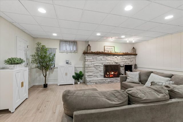 16 Woody Way, Oakwood Hills, IL 60013
