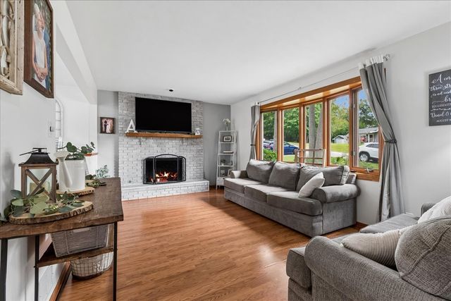 16 Woody Way, Oakwood Hills, IL 60013