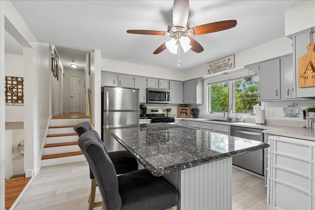 16 Woody Way, Oakwood Hills, IL 60013
