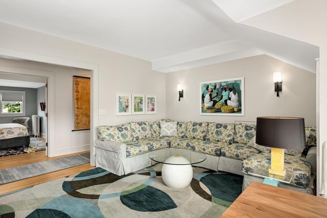 2400 Pillsbury Avenue S, Minneapolis, MN 55404