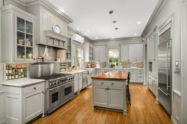 2400 Pillsbury Avenue S, Minneapolis, MN 55404