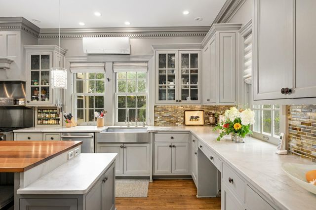 2400 Pillsbury Avenue S, Minneapolis, MN 55404