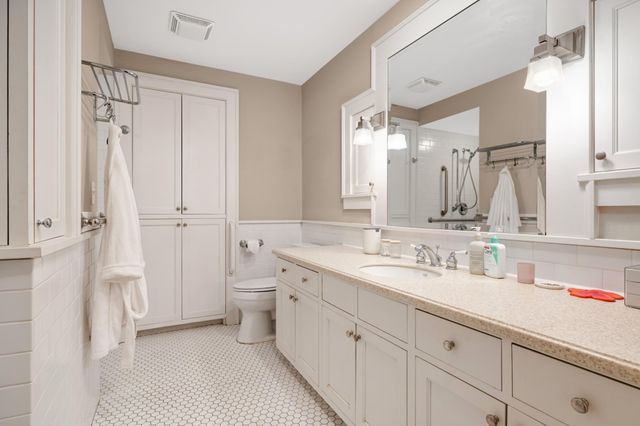 2400 Pillsbury Avenue S, Minneapolis, MN 55404