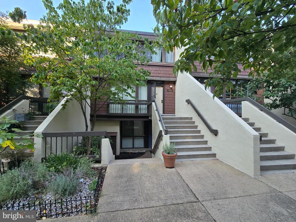 2118 S QUINCY ST, Arlington, VA 22204