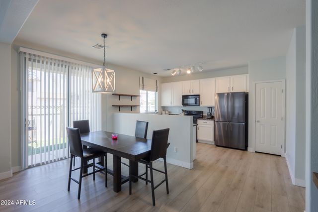 986 S Hawk Lane, Gilbert, AZ 85296
