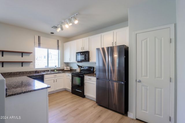 986 S Hawk Lane, Gilbert, AZ 85296