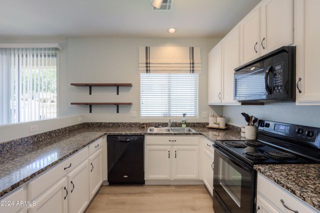 986 S Hawk Lane, Gilbert, AZ 85296