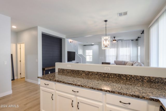 986 S Hawk Lane, Gilbert, AZ 85296