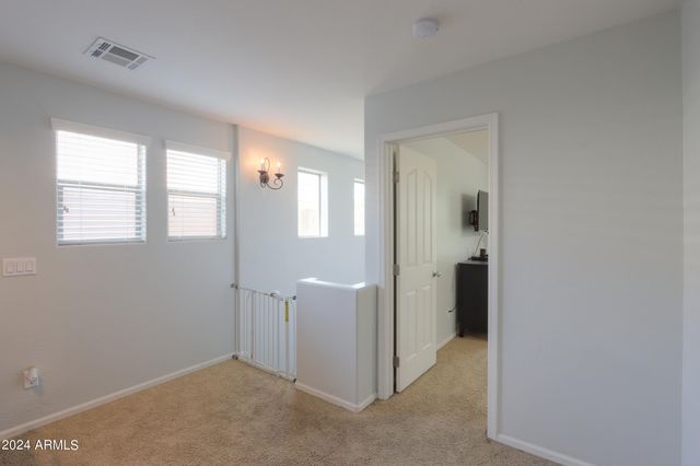 986 S Hawk Lane, Gilbert, AZ 85296