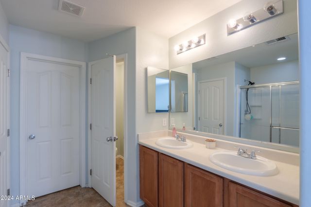 986 S Hawk Lane, Gilbert, AZ 85296