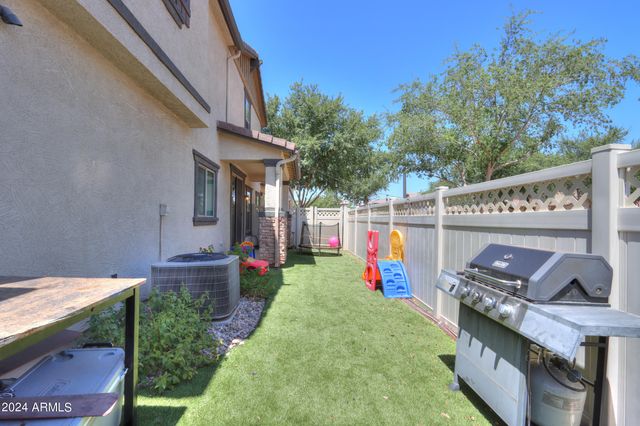 986 S Hawk Lane, Gilbert, AZ 85296