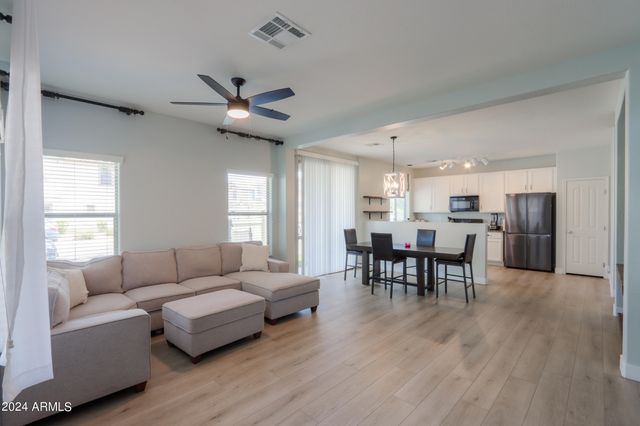 986 S Hawk Lane, Gilbert, AZ 85296