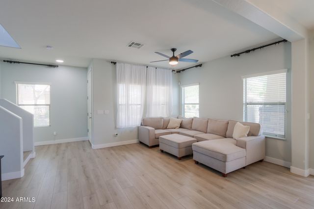 986 S Hawk Lane, Gilbert, AZ 85296