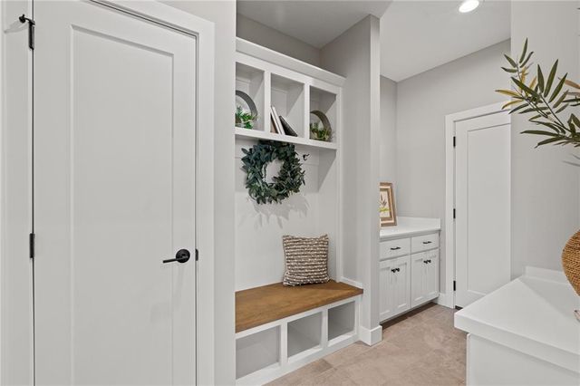 22216 W 82nd Terrace, Lenexa, KS 66220