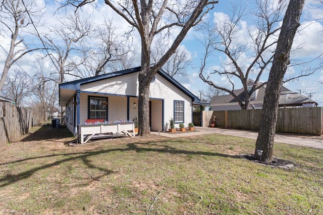 206 N Holloway Street, Cleburne, TX 76033