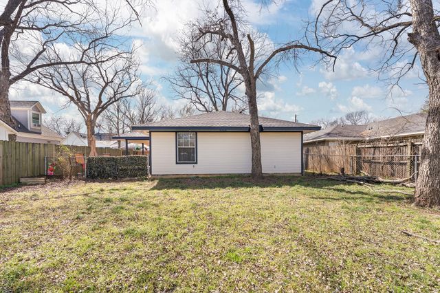 206 N Holloway Street, Cleburne, TX 76033