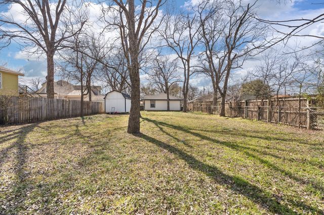 206 N Holloway Street, Cleburne, TX 76033