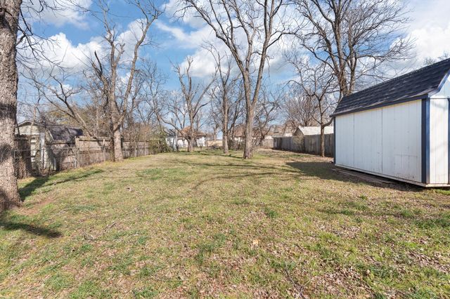 206 N Holloway Street, Cleburne, TX 76033