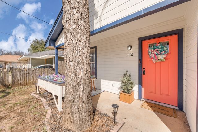 206 N Holloway Street, Cleburne, TX 76033