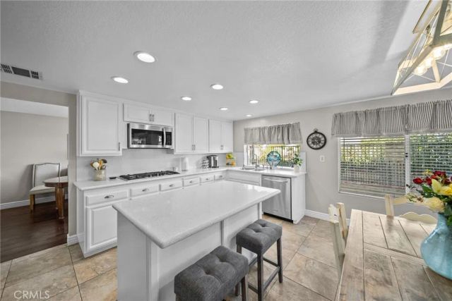27576 Artine, Saugus, CA 91350