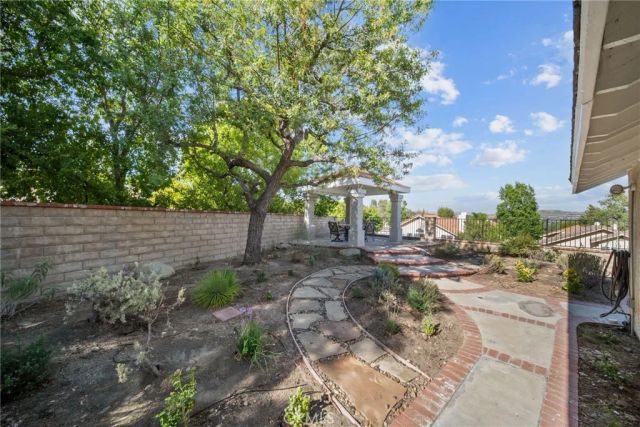 27576 Artine, Saugus, CA 91350
