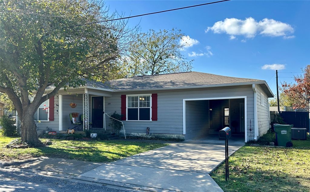 309 Elm Street, Whitesboro, TX 76273