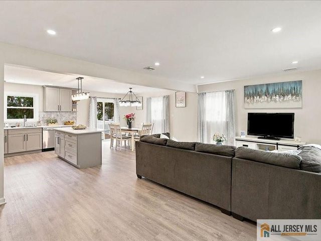 13 Glencourt Avenue, Edison, NJ 08837